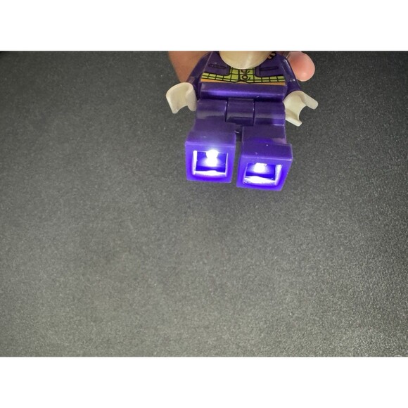 LEGO Keychain Figure with LED Light - THE JOKER (DC) (3 inch) - Mint Mini Figure - Picture 7 of 7